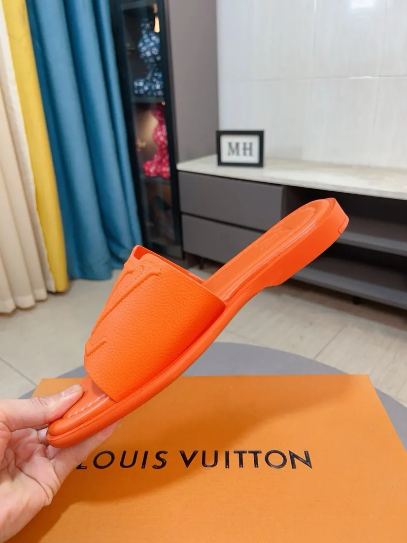 Men's shoes 💰300🌸🌸LV Ordinary men's spring and summer slippers, uppers imported from Italy, cowhide fabric, logo graphics, high-quality craftsmanship, soles: original soles specially provided by the original factory, exclusive movable molded soles super comfortable, original factory single goods, 🔍🔍high quality, you can enter and exit the counter at will, welcome to compare, size 38-45